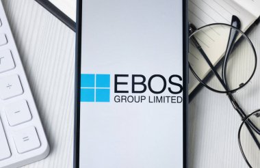 New York, ABD - 21 Haziran 2024: Ebos Grup Logosu Telefon Ekranı, Şirket Simgesi.