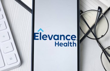 New York, ABD - 21 Haziran 2024: Elevance Sağlık Logosu Telefon Ekranı, Şirket Simgesi.