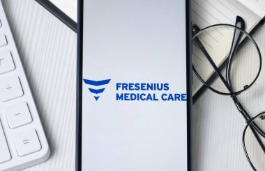 New York, ABD - 21 Haziran 2024: Fresenius Tıbbi Bakım Logosu Telefon Ekranı, Şirket Simgesi.