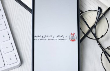 New York, ABD - 21 Haziran 2024: Körfez Tıbbi Projeler Logosu Telefon Ekranında, Şirket Simgesi.