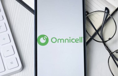 New York, ABD - 21 Haziran 2024: Omnicell Logosu Telefon Ekranı, Şirket Simgesi.