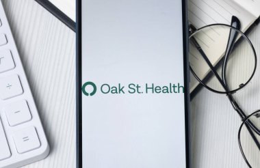 New York, ABD - 21 Haziran 2024: Oak Caddesi Sağlık Logosu Telefon Ekranı, Oak St Health Company Simgesi.