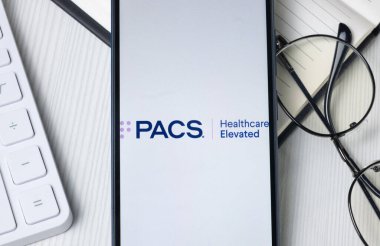 New York, ABD - 21 Haziran 2024: PACS Grup Logosu Telefon Ekranı, Şirket Simgesi.