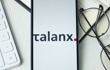 New York, ABD - 21 Haziran 2024: Talanx Logosu Telefon Ekranı, Şirket Simgesi.