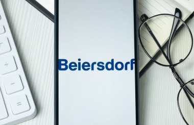 New York, ABD - 21 Haziran 2024: Telefon Ekranında Beiersdorf Logosu, Şirket Simgesi.
