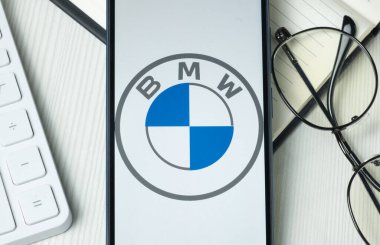 New York, ABD - 21 Haziran 2024: Telefon Ekranında BMW Logosu, Şirket Simgesi.