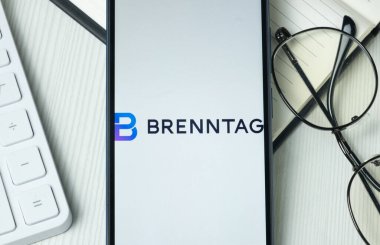 New York, ABD - 21 Haziran 2024: Brenntag Logosu Telefon Ekranı, Şirket Simgesi.