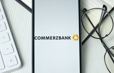 New York, ABD - 21 Haziran 2024: Commerzbank Logosu Telefon Ekranı, Şirket Simgesi.