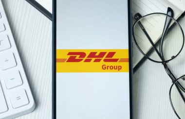 New York, ABD - 21 Haziran 2024: DHL Grup Logosu Telefon Ekranı, Deutsche Posta Şirketi Simgesi.