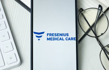 New York, ABD - 21 Haziran 2024: Fresenius Tıbbi Bakım Logosu Telefon Ekranı, Şirket Simgesi.