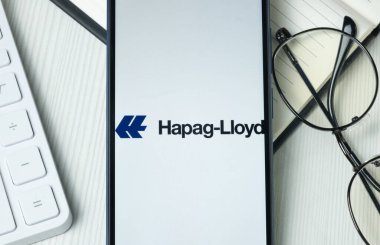 New York, ABD - 21 Haziran 2024: Hapag-Lloyd Logosu Telefon Ekranı, Şirket Simgesi.