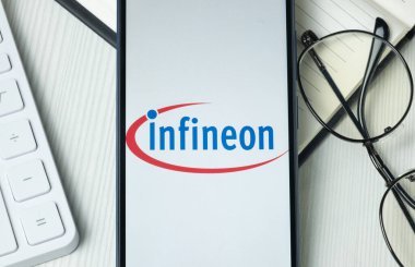 New York, ABD - 21 Haziran 2024: Telefon Ekranında Infineon Logosu, Şirket Simgesi.