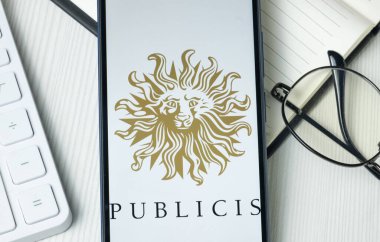 New York, ABD - 21 Haziran 2024: Halkla İlişkiler Grup Logosu Telefon Ekranı, Şirket Simgesi.