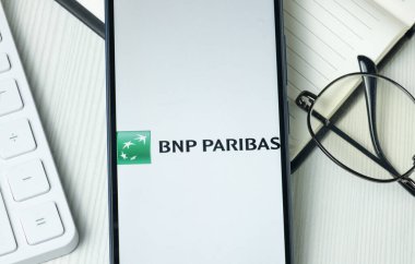 New York, ABD - 21 Haziran 2024: BNP Paribas Logosu Telefon Ekranı, Şirket Simgesi.