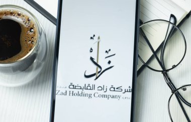 New York, ABD - 21 Haziran 2024: Zad Holding Logosu Telefon Ekranı, Şirket Simgesi.