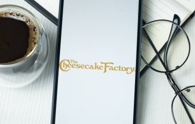 New York, ABD - 21 Haziran 2024: The Cheesecake Factory Logo on Phone Screen, Company Icon.