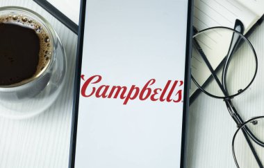 New York, ABD - 21 Haziran 2024: Campbell Çorba Logosu Telefon Ekranı, Şirket Simgesi.