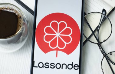 New York, ABD - 21 Haziran 2024: Lassonde Endüstri Logosu Telefon Ekranı, Şirket Simgesi.