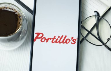 New York, ABD - 21 Haziran 2024: Portillos Logosu Telefon Ekranı, Portillo Şirketi Simgesi.