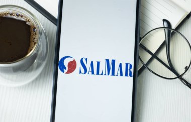 New York, ABD - 21 Haziran 2024: SalMar Logosu Telefon Ekranı, Şirket Simgesi.