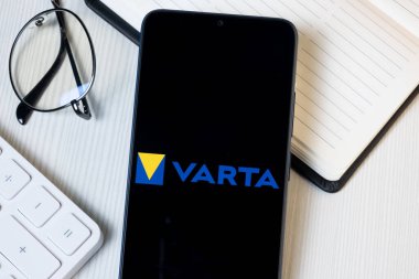 New York, ABD - 21 Haziran 2024: Varta Logosu Telefon Ekranı, Şirket Simgesi.
