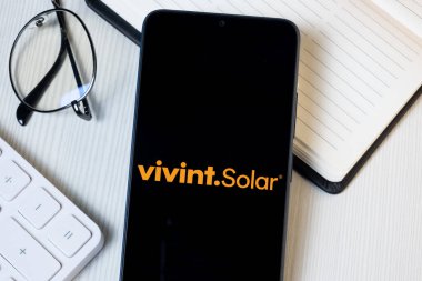 New York, ABD - 21 Haziran 2024: Telefon Ekranında Vivint Güneş Logosu, Şirket Simgesi.