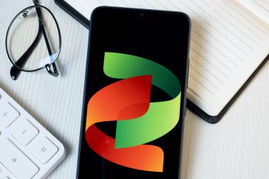 New York, ABD - 21 Haziran 2024: China Power International Development Logo on Phone Screen, Company Icon.