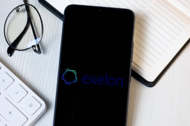 New York, ABD - 21 Haziran 2024: Exelon Şirketi Logosu Telefon Ekranı, Şirket Simgesi.