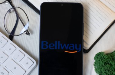 New York, ABD - 11 Haziran 2024: Bellway Logosu Telefon Ekranı, Şirket Simgesi.