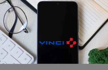 New York, ABD - 11 Haziran 2024: Vinci Logosu Telefon Ekranı, Şirket Simgesi.