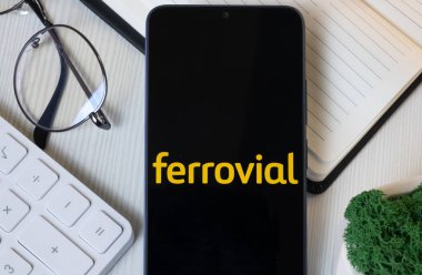 New York, ABD - 11 Haziran 2024: Ferrovial Logo Telefon Ekranı, Şirket Simgesi.