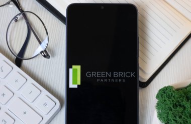 New York, ABD - 11 Haziran 2024: Green Brick Partners Logosu Telefon Ekranı, Şirket Simgesi.