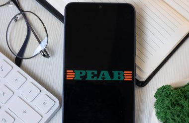 New York, ABD - 11 Haziran 2024: Peab Logosu Telefon Ekranında, Şirket Simgesi.