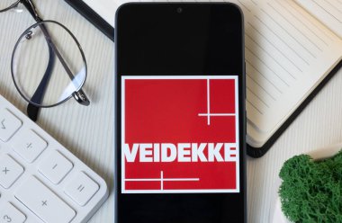 New York, ABD - 11 Haziran 2024: Veidekke Logosu Telefon Ekranı, Şirket Simgesi.