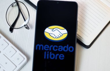 New York, ABD - 21 Haziran 2024: MercadoLibre Logosu Telefon Ekranı, Şirket Simgesi.