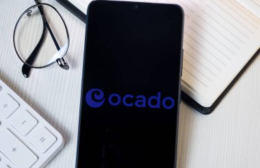 New York, ABD - 21 Haziran 2024: Ocado Logosu Telefon Ekranı, Şirket Simgesi.