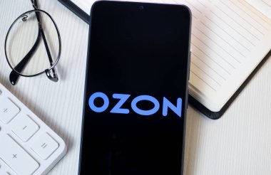 New York, ABD - 21 Haziran 2024: Ozon Logosu Telefon Ekranı, Şirket Simgesi.