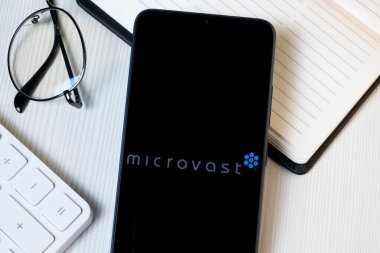 New York, ABD - 21 Haziran 2024: Microvast Logo Telefon Ekranında, Şirket Simgesi.