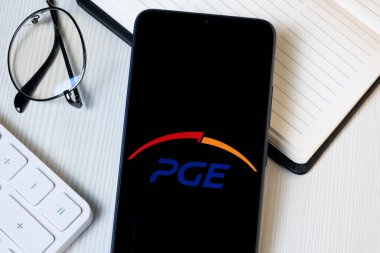 New York, ABD - 21 Haziran 2024: Polska Grupa Energetyczna Logosu Telefon Ekranı, PGE Company Icon.