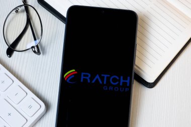 New York, ABD - 21 Haziran 2024: Ratch Group Logosu Telefon Ekranı, Şirket Simgesi.