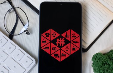 New York, ABD - 11 Haziran 2024: Pinduoduo Logosu Telefon Ekranı, Şirket Simgesi.