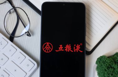 New York, ABD - 11 Haziran 2024: Wuliangye Yibin Logosu Telefon Ekranı, Şirket Simgesi.