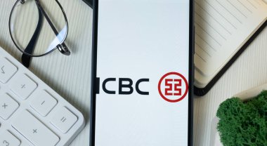 New York, ABD - 11 Haziran 2024: Sanayi ve Ticaret Bankası Logosu Telefon Ekranında, ICBC Şirket Simgesi.