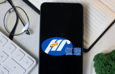 New York, ABD - 11 Haziran 2024: Jiangsu Hengrui İlaç Logosu Telefon Ekranı, Şirket Simgesi.