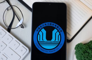 New York, ABD - 11 Haziran 2024: Çin Yangtze Elektrik Logosu Telefon Ekranı, Şirket Simgesi.