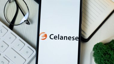 New York, ABD - 11 Haziran 2024: Celean Logosu Telefon Ekranında, Şirket Simgesi.