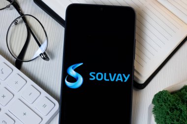 New York, ABD - 11 Haziran 2024: Solvay Logosu Telefon Ekranı, Şirket Simgesi.