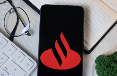 New York, ABD - 11 Haziran 2024: Banco Santander-Şili Logosu Telefon Ekranında, Şirket Simgesi.