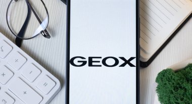 New York, ABD - 11 Haziran 2024: GEOX Logosu Telefon Ekranı, Şirket Simgesi.