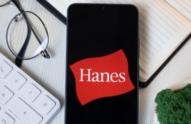 New York, ABD - 11 Haziran 2024: Hanes Logosu Telefon Ekranında, Şirket Simgesi.
